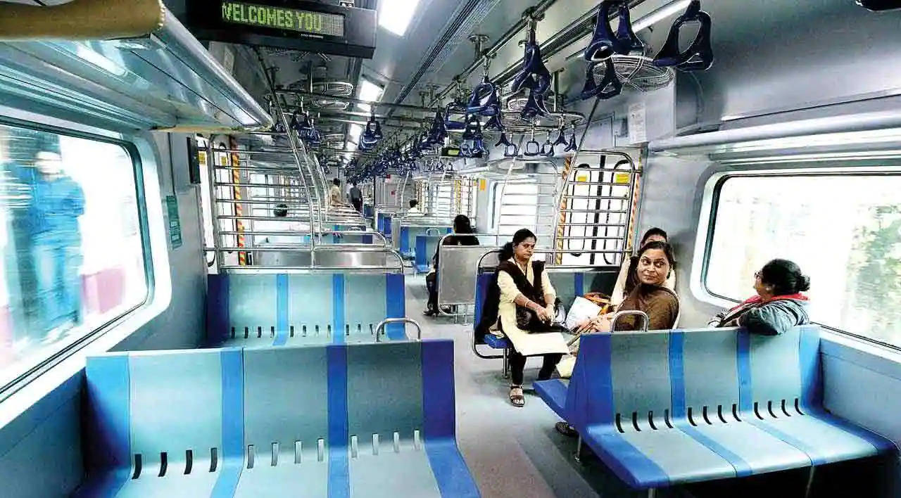 Indian Railways: ट्रेन के अंदर लगे पंखे के बगल में क्यों होते हैं छेद? वजह जानकर सोच में पड़ जाएंगे आप
