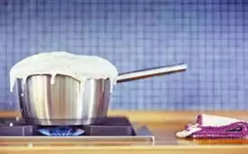 Milk Boiling Tips: दूध उबलकर बर्तन से जाता है चिपक? इन Kitchen Hacks की मदद से दूर होगी दिक्कत