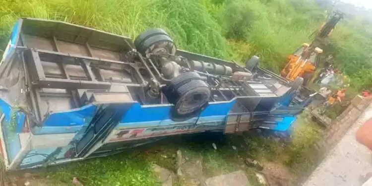 हरियाणा रोडवेज की बस नेशनल हाईवे के फ्लाईओवर से गिरी, तीन की मौत अनेक घायल