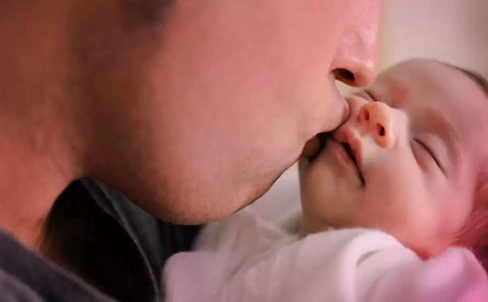 International Kissing Day:  छोटे बेबी को बार-बार करते हैं किस? जान लें इसके नुकसान