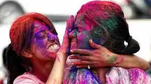 Holi Skin Care: जमकर खेलें होली, इन ट्रिक्स से आसानी से छूट जाएगा रंग