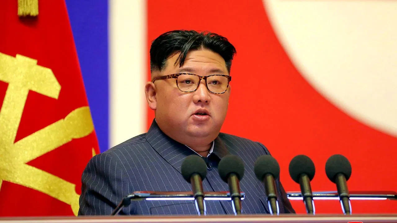 उत्तरी कोरिया ने पनडुब्बी से क्रूज मिसाइलें दागीं, अमेरिका को फिर धमकाया