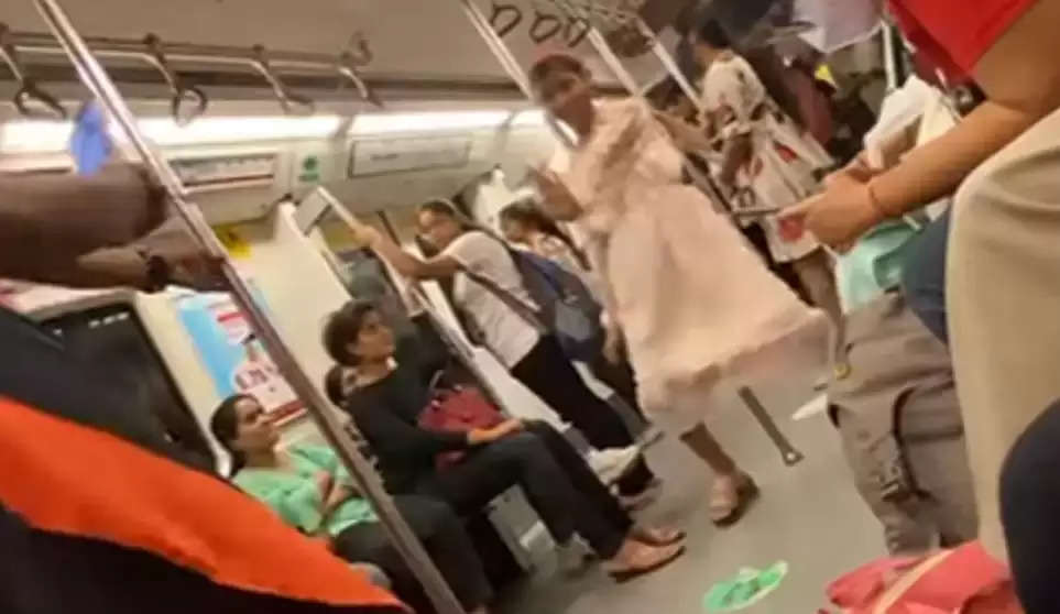Metro Stunt: पागल हो गई है इसको कोई रोको..मेट्रो में पहुंची लड़की अचानक कुछ ऐसा करने लगी, भड़के लोग