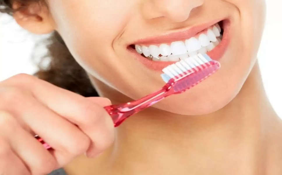 एक Toothbrush को कितने टाइम तक करना चाहिए यूज? जान लीजिए वरना कम उम्र में टूट जाएंगे सारे दांत!