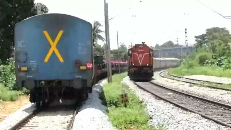 ट्रेन के आखिरी डिब्बे पर क्यों बना होता है 'X'? रेलवे मिनिस्ट्री ने बताया मतलब