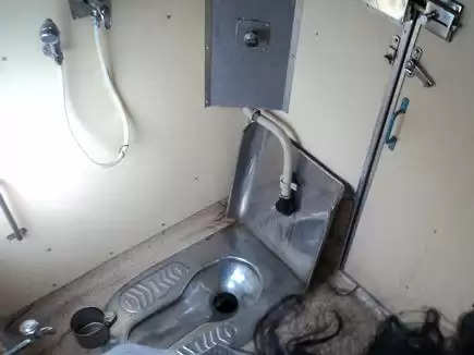 ट्रेन के टॉयलेट में पानी नहीं है, सीट पर रोक कर बैठा हूं; यात्री ने रेलवे से की शिकायत, जवाब भी मिला