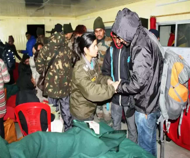 सिक्किम में भारी हिमपात से फंसे सैंकड़ों पर्यटक, सेना ने चलाया ऑपरेशन 'हिमराहत'