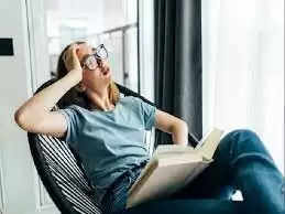 Sleeping While Sitting: बैठकर सोने की आदत आपको कर देगी बर्बाद! हो सकता है ऐसा नुकसान